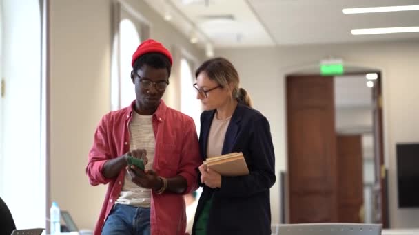Çok Irklı Öğrenci Kadın Erkek Birlikte Okuyorlar Üniversite Kütüphanesinde Iletişim — Stok video