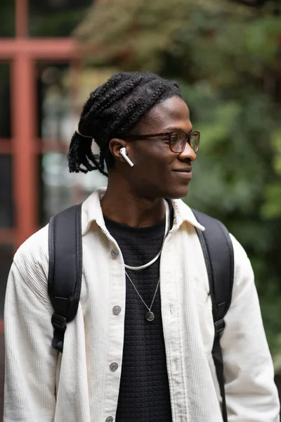 Moda Otimista Jovem Afro Americano Andando Rua Abaixo Usando Fones — Fotografia de Stock