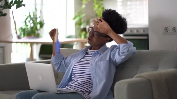 Mujer Africana Sobrecalentada Agotada Freelancer Agitando Ventilador Para Refrescarse Mientras — Vídeos de Stock