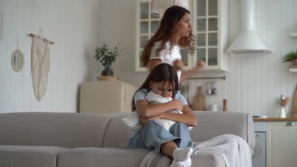 Rigoroso Emotivo Giovane Conversazione Femminile Lezione Cattivo Scolaretta Figlia Casa — Video Stock