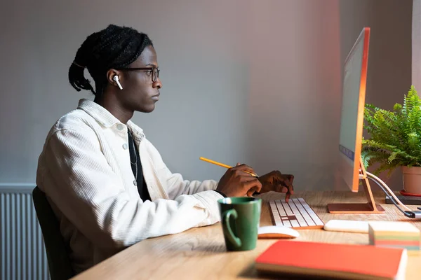 Progressivo Focado Afro Americano Designer Homens Trabalhando Senta Computador Estudando — Fotografia de Stock