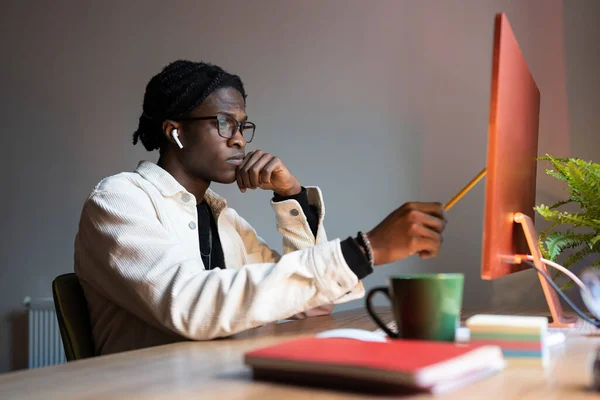 Estudante Afro Americano Focado Sério Olhando Atentamente Apontando Lápis Para — Fotografia de Stock