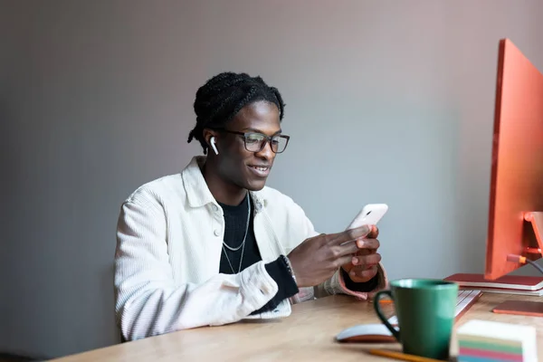 Homem Afro Americano Despreocupado Alegre Fones Ouvido Usar Telefone Para — Fotografia de Stock