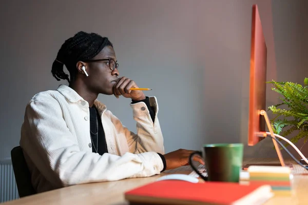 Homem Americano Africano Concentrado Bem Sucedido Usa Computador Senta Local — Fotografia de Stock
