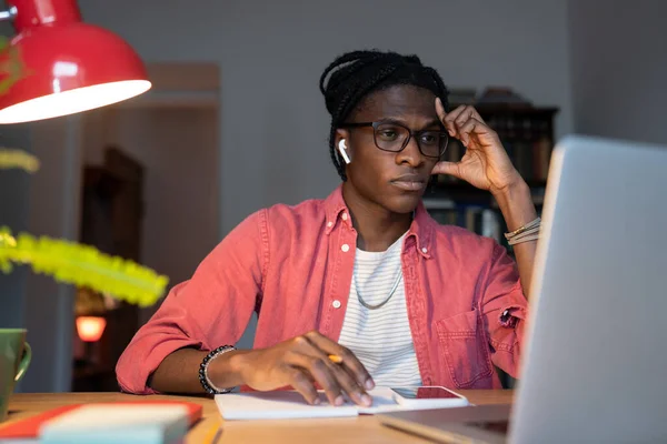 Cansado Homem Afro Americano Confuso Olhando Para Tela Laptop Senta — Fotografia de Stock