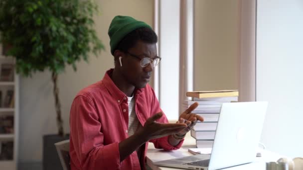 Joven Estudiante Africano Auriculares Inalámbricos Que Tiene Videollamada Hablando Con — Vídeos de Stock