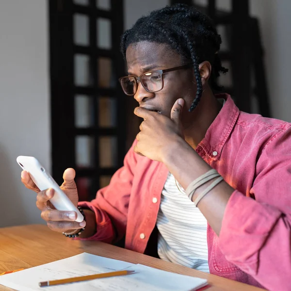Frustrado Assustado Afro Americano Homem Senta Mesa Lendo Mensagens Mail — Fotografia de Stock