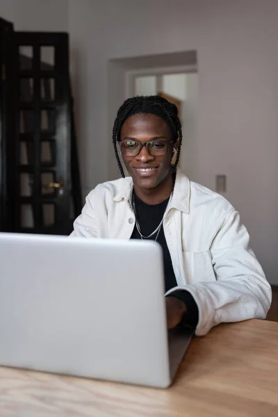 Alegre Carismático Homem Afro Americano Freelancer Digitando Teclado Laptop Senta — Fotografia de Stock