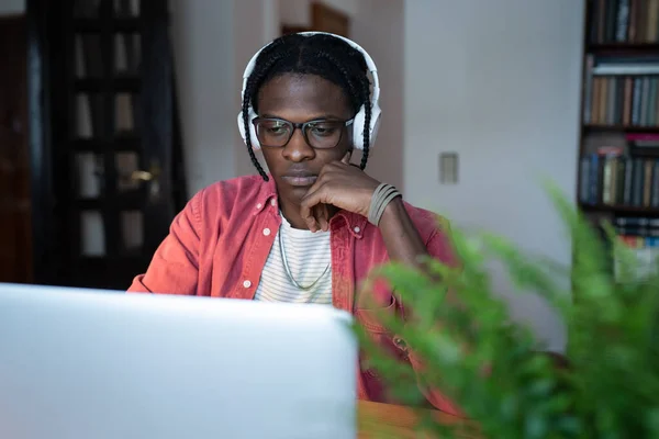 Desenvolvedor Profissional Afro Americano Focado Está Trabalhando Sentado Mesa Com — Fotografia de Stock