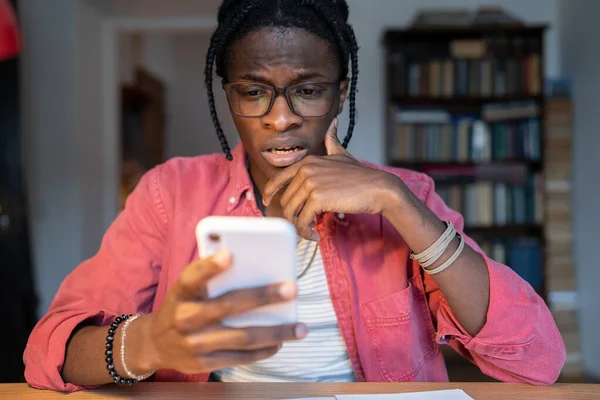 Assustado Afro Americano Ansioso Lendo Notícias Celular Mensagem Abandono Universidade — Fotografia de Stock