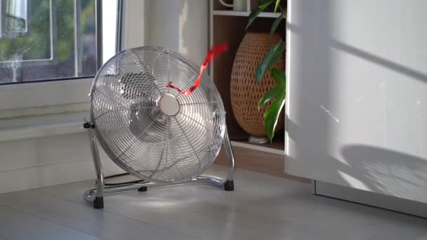 工作的电扇与红色的扭带设计 以冷却空气和供应风靠窗的房子工厂旁边 炎热夏季室内降温设备 — 图库视频影像