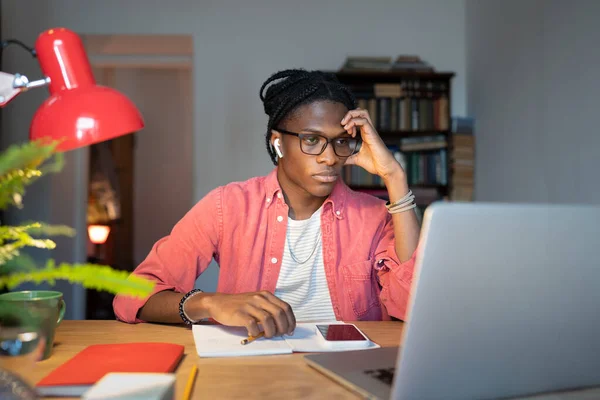 Estudante Africano Entediado Exausto Olhando Para Tela Laptop Cara Negro — Fotografia de Stock
