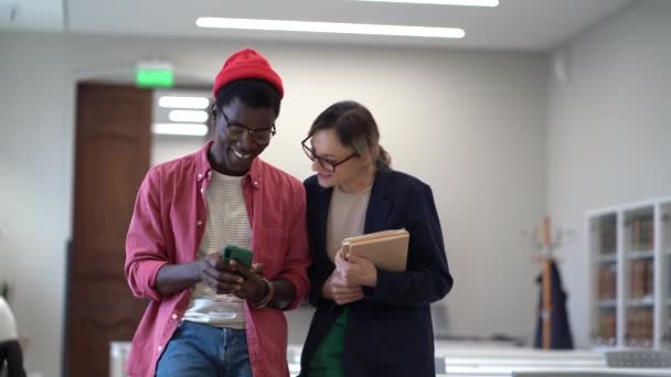 Optymistyczni Młodzi Wielorasowi Studenci Rozmawiający Audytorium Uniwersyteckim Dzielący Się Pomysłami — Wideo stockowe