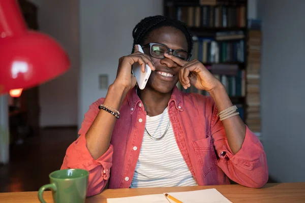 Sorrindo Rindo Cara Estudante Africano Falando Smartphone Sendo Distraído Por — Fotografia de Stock