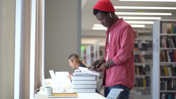 Занимался Изучением Литературы Афроамериканцем Стоящим Публичной Библиотеке Книжными Полками Молодой — стоковое видео