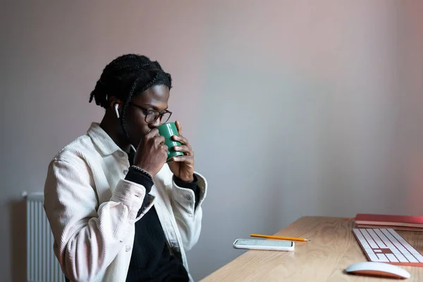 Estudante Negro Sentado Mesa Bebendo Chá Café Enquanto Espera Para — Fotografia de Stock
