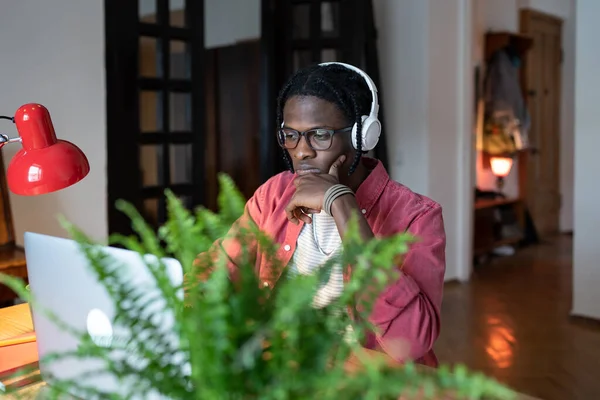 Jovem Estudante Africano Focado Usando Fones Ouvido Estudando Remotamente Assistindo — Fotografia de Stock