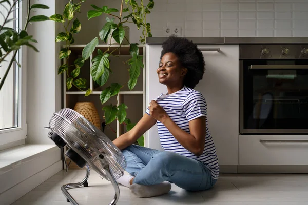 Jovem Feliz Mulher Afro Americana Satisfeito Sentado Chão Cozinha Frente — Fotografia de Stock