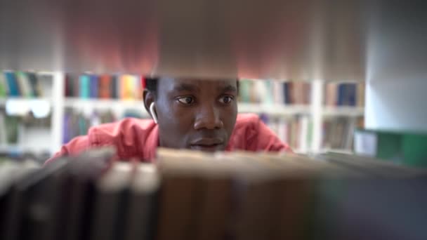 Moe Afro Amerikaanse Man Staat Tussen Planken Universiteitsbibliotheek Zwart Man — Stockvideo