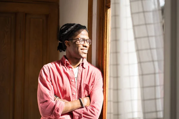 Glad Bekymmerslös Afroamerikansk Man Står Eget Hus Nära Fönstret Och — Stockfoto