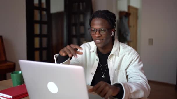 Улыбающийся Позитивный Молодой Африканский Мужчина Профессиональный Преподаватель Который Носит Беспроводные — стоковое видео