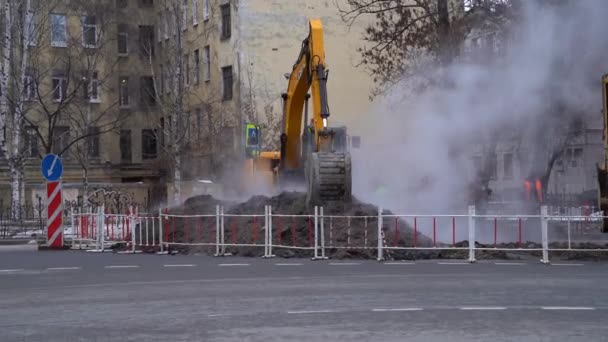 サンクトペテルブルク 2022年3月1日 温水パイプライン事故や缶化 ピットからの熱い蒸気の清算に取り組む緊急自治体サービス 地下事業者の事故の除去 — ストック動画