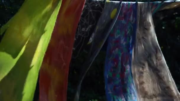 Des Étoles Multicolores Des Châles Tissu Accrochés Corde Sur Les — Video