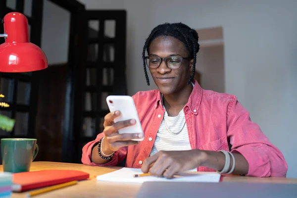 Happy Sorrindo Cara Estudante Africano Olhando Para Tela Smartphone Conversando — Fotografia de Stock