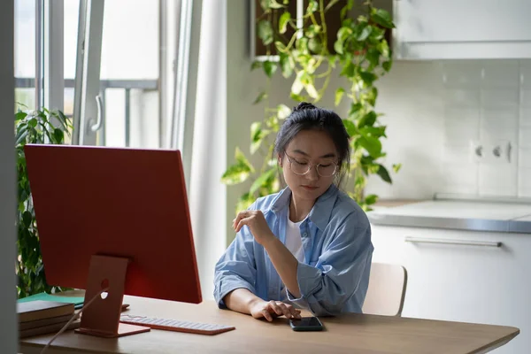 Ung Asiatisk Kvinna Fjärrarbetare Bär Glasögon Vidröra Smartphone Skärm Kontroll — Stockfoto