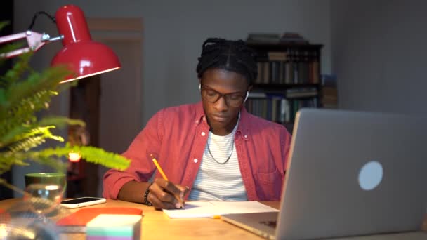 Focused African American Guy Wearing Glasses Looking Laptop Screen Taking — Vídeo de Stock
