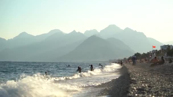 Oktober 2022 Antalya Turkije Kleuterschoolkinderen Zwemmen Zee Met Getijdegolven Bergen — Stockvideo