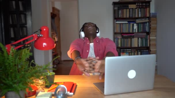年轻疲惫的非洲裔美国人远程工作者在家里的办公室电脑上休息 疲倦的黑人学生在笔记本电脑上长时间做伸展运动 — 图库视频影像
