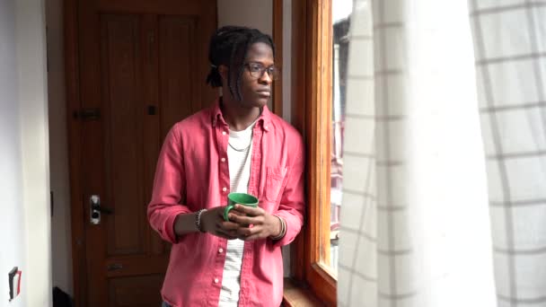 Jonge Trieste Depressieve Afrikaanse Man Huilt Terwijl Hij Thuis Met — Stockvideo