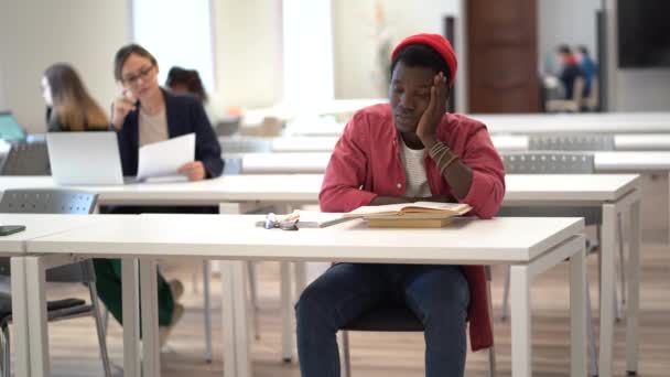 Сплячий Ледачий Африканець Засинає Громадській Бібліотеці Втомлений Після Тривалого Читання — стокове відео