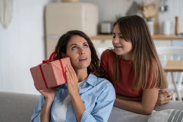 Happy Festive Family Woman Teenage Girl Giving Mother Gift Box — Stock Photo, Image