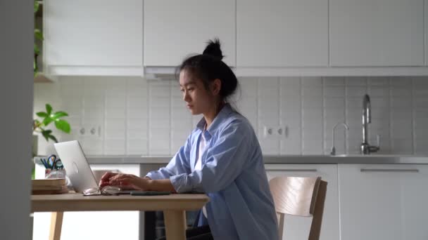 Молодая Азиатская Женщина Фрилансер Растягивается После Сидя Столом День Печатая — стоковое видео