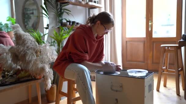 Focused Ceramics Master Centering Clay Pottery Wheel Working Cozy Home — Vídeo de Stock