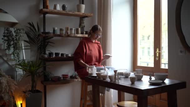 Enthusiastic Focused Woman Artist Working Pottery Sits Workshop Painting Plates — Vídeo de Stock