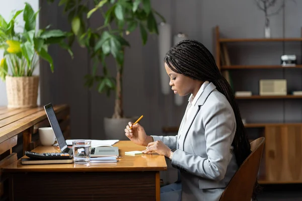 Saçı Örgülü Bir Kadın Ofis Asistanı Laptopun Önünde Otururken Yapışkan — Stok fotoğraf