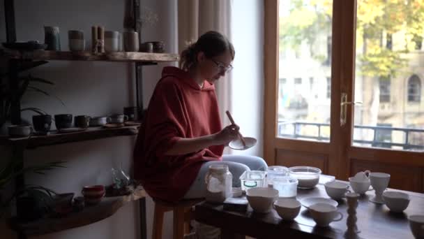 Концентрована Інтровертна Жінка Яка Працює Сама Кераміці Робить Оригінальний Посуд — стокове відео