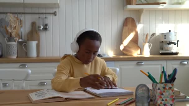 Odaklanmış Afrikalı Amerikalı Çocuk Masa Başında Mühendislik Projesinde Çalışıyor Çocuk — Stok video
