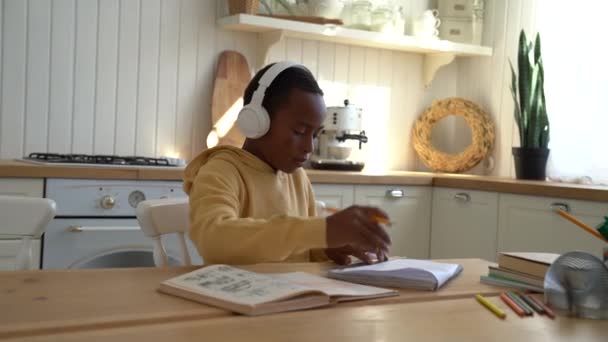 Niño Afroamericano Con Auriculares Sentado Escritorio Cocina Dibujando Formas Geométricas — Vídeo de stock