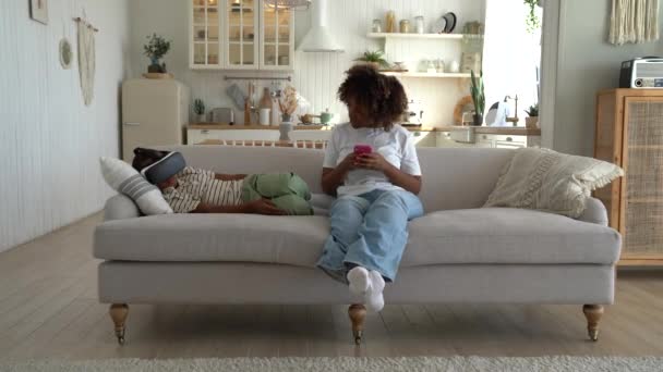 Kind Schläft Nach Sitzung Auf Sofa Eine Afroamerikanische Mutter Nimmt — Stockvideo