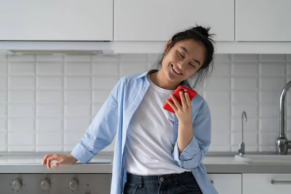 Heureux Impressionné Asiatique Femelle Avec Téléphone Inclinant Tête Souriant Après — Photo