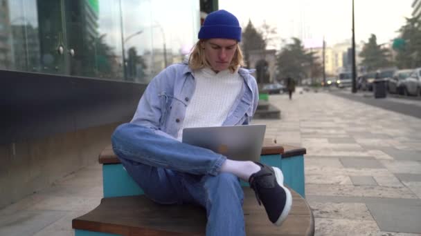 Hipster Typ Der Freien Laptop Arbeitet Männliche Studenten Sitzen Auf — Stockvideo