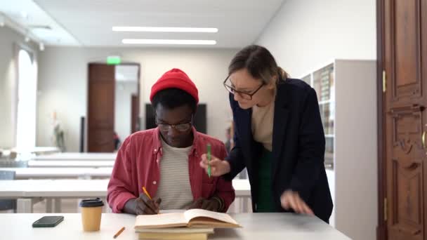 Γυναίκα Δάσκαλος Που Βοηθά Τους Φοιτητές Του Πανεπιστημίου Βελτιώσουν Τους — Αρχείο Βίντεο