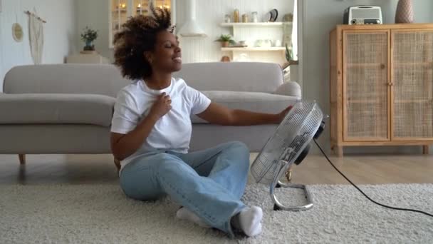 Staying Cool Air Conditioning Satisfied African American Woman Using Fan — Vídeo de Stock
