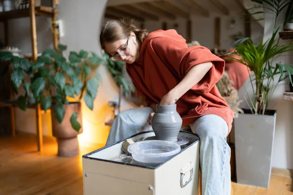 Craftswoman Enjoying Meditative Process Making Ceramics Female Ceramist Shaping Clay — Stock Photo, Image