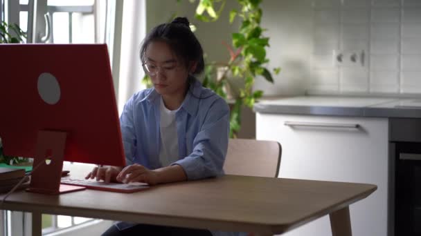 Zmęczona Nerwowo Azjatycka Bizneswoman Siedzi Przy Komputerze Biurze Skończeniu Pisania — Wideo stockowe