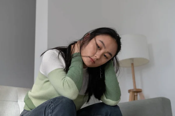 Bunalımda Olan Asyalı Kız Kişisel Ilişkilerinde Başarısız Olduktan Sonra Stresten — Stok fotoğraf